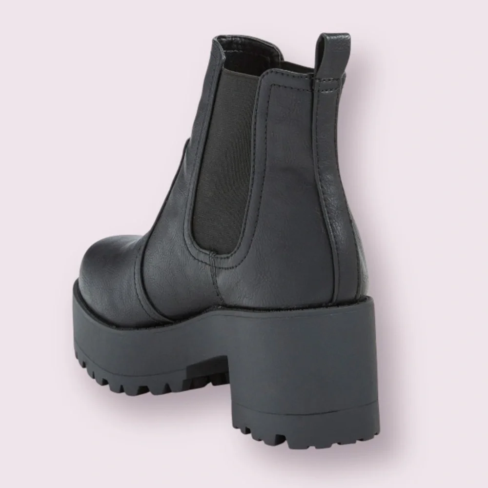Steve Madden 'Eber' Chelsea Chunky Y2K Platform Boots in Black
